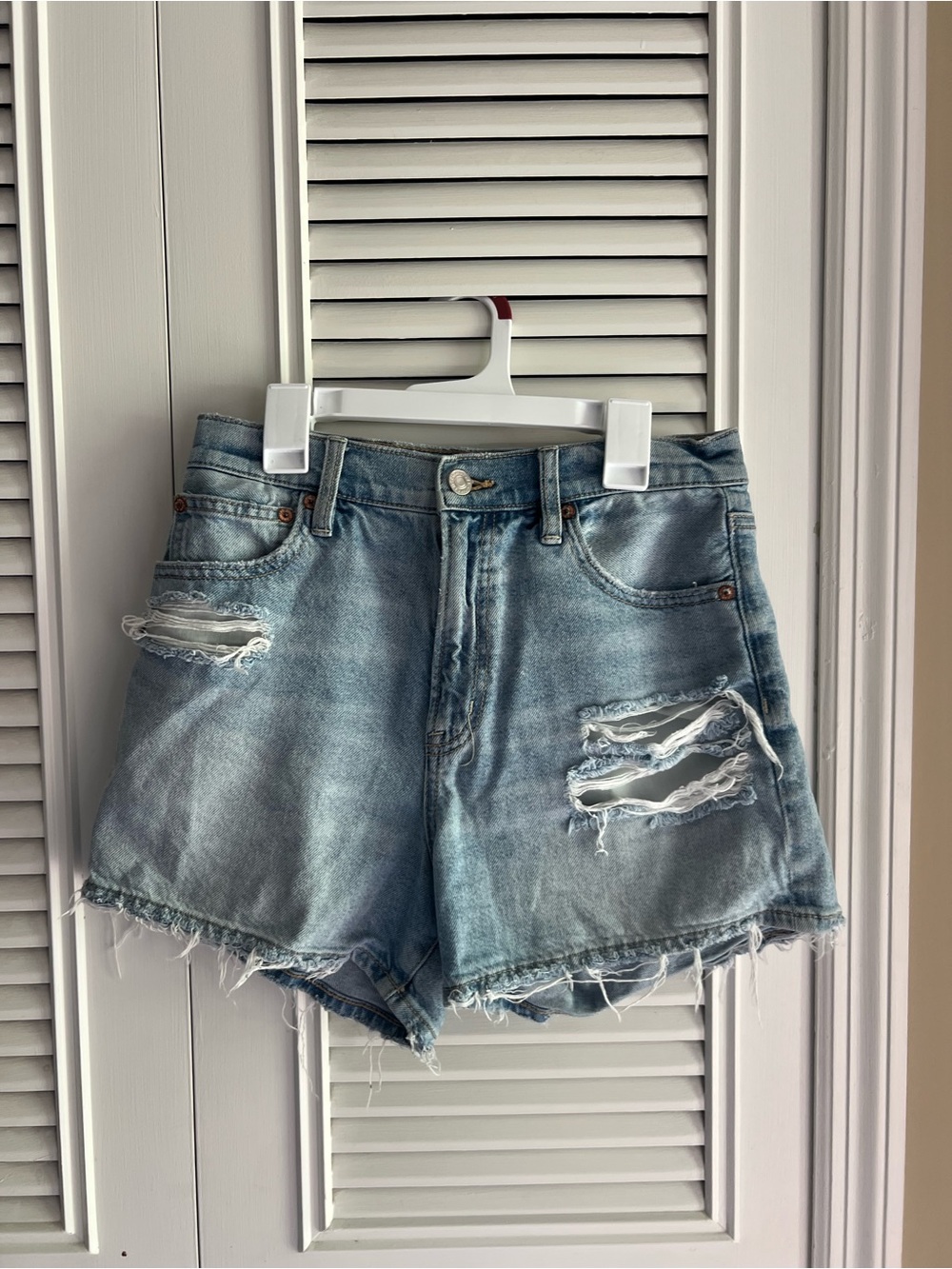 American Eagle Sz 2 Light Blue Distressed Denim Women's Shorts Fourth of July